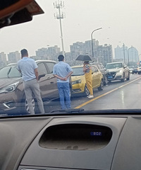 五车追尾 下雨天慢行