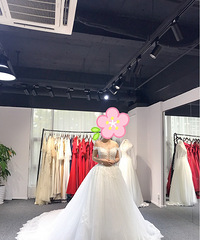 去试婚纱感觉都有选择困难症啦 什么大拖尾一字肩酒红色 都好看
