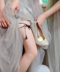伴娘藏婚鞋最全攻略!把婚鞋绑在腿上那个我服气…