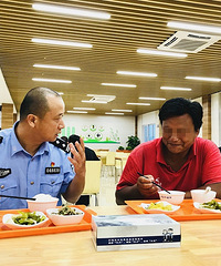 250斤男子来嘉兴“流浪减肥”43天 吃馒头喝公厕水...