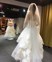 2小时试了十件衣服 有些婚纱设计欣赏不来 适合自己才重要