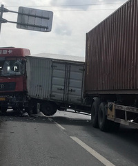 ��·�ߵ��ϳ��������һ�����죬��������ײ������������ʮ����