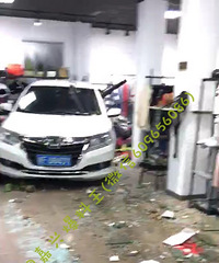 这倒车入库有点凶!桐乡洗车行小伙踩错油门倒车撞入对街服装店…