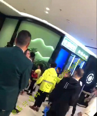 可怕!某商场屋顶塌了 10几人被砸