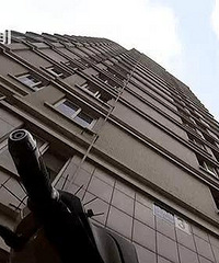 嘉兴年轻爸爸与6岁儿子吵架一怒之下把几十斤重童车从高空抛下!