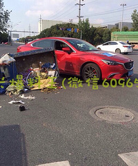 阿特兹魂动红与垃圾车相撞 现场垃圾撒一地