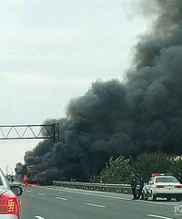 突发!通往南北湖高速路上汽车燃起大火!现场浓烟滚滚