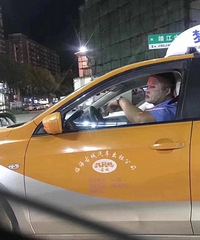 开车敷面膜的台州男司机找到了!曾花3万买护肤品:男人也爱美啊