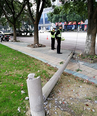 ͻ��������һ���ͻȻ�ϵ� ��ƿ��Ů�ӱ���˿�赹