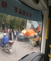 突发车祸!轿车被挖土机直接压扁...