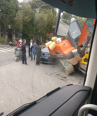 突发车祸!轿车被挖土机直接压扁...
