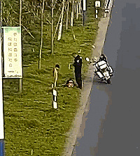 暖心一幕!网友纷纷点赞新埭大叔:你脱下外套的样子真帅!