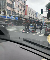 ��ƿ����ײ���Ҳ��Ǳ�ײ�µ� �Ǳ�����һȺ�����µ�