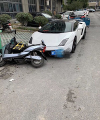 心疼!嘉兴一外卖小哥电瓶车撞了兰博基尼 背影无助!