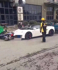 心疼!嘉兴一外卖小哥电瓶车撞了兰博基尼 背影无助!