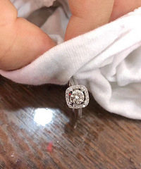 直男的求婚戒指 趁着我睡着的时候偷偷给我带上 一点浪漫也没有
