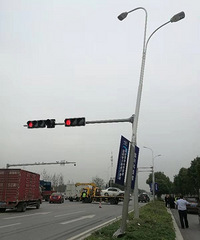 �������˸��� ����һ˾��ײ��·�Ƹˣ��γ�����������...