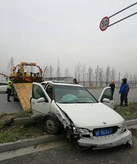 �������˸��� ����һ˾��ײ��·�Ƹˣ��γ�����������...