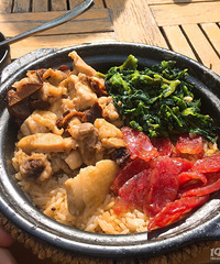 鸡肉不够 老板给我加了香肠做了个双拼 加了猪油的煲仔饭好香