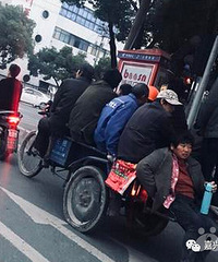 笑哭!嘉兴一辆三轮车坐12人 网友:交警不抓你抓谁