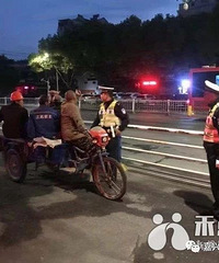 笑哭!嘉兴一辆三轮车坐12人 网友:交警不抓你抓谁