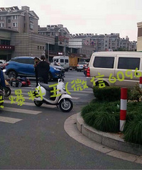 由拳路久久小区路口电瓶车在斑马线上被撞 这条路已经第N次了