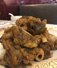 这里的招牌酱排骨有点吓人啊!!!一个比拳头还要大
