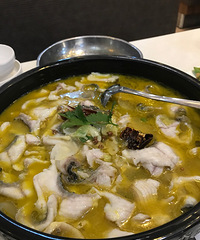 这里的招牌酱排骨有点吓人啊!!!一个比拳头还要大