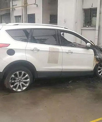 老小区一"僵尸车"停了10多个月还占了一个半车位 业主不能忍