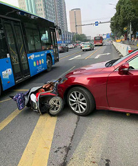 毛驴开在机动车道 还公然逆行 然后……