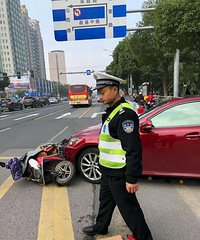 毛驴开在机动车道 还公然逆行 然后……