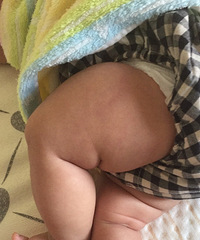 女儿从小的睡相就这么差 估计以后嫁不出去了!