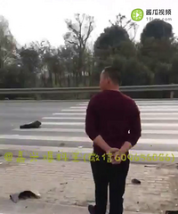 �κ��߲��ҳ�����һ��ײ�����е��ĵ�ƿ�� �ֳ��Ҳ���