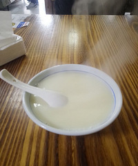 大雪天出门觅食 来一碗热腾腾的豆浆和一个吴哥烧饼