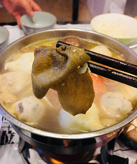 点了个火锅外卖 有虾滑、毛肚 还送了个锅 就100多块钱