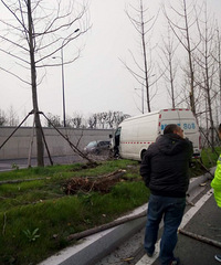 ͻ��������������̻�������ʮ�ף�ײ��4������ͣ��