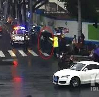 嘉兴市区一路口,一电瓶车主遇检逃跑还拖行执勤交警!