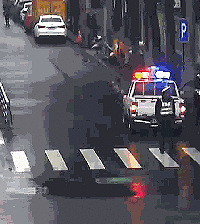 嘉兴市区一路口,一电瓶车主遇检逃跑还拖行执勤交警!