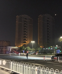 �Ƹ��������Ǳ�ĳ¥����ҹ�����۵Ƶĺ����� �Ե÷ǳ��ߴ���!