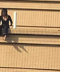 ͻ��������һ����Ů��ֻ������Ҫ��¥��