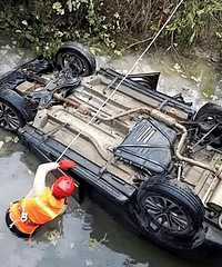 ������ҹ�ƺ�ݳ�׹�� Ϊ�ӱܴ������������ܣ�