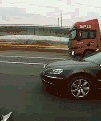 Ϊ���Ů�� ������λС��ͻȻ�ɵ��ڸ���·�� ���þ�������