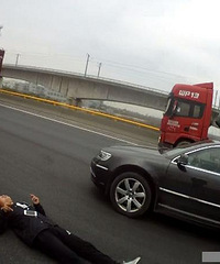 Ϊ���Ů�� ������λС��ͻȻ�ɵ��ڸ���·�� ���þ�������