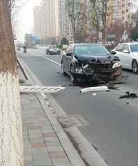 С��ײ���� �е����� ����һ̲��ɫ�ġ���