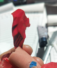 ���ģ����㳦��Ȼ�Գ�һ����ɫ����ֽ