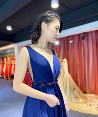 为了公司年会去订了一件蓝色深V礼服 小胸穿上更好看