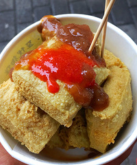 三元路臭豆腐人气真的高 尝试了他家的炸白水粽 味道也很好