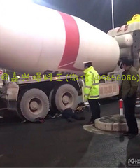 ���ˣ�ƽ��һ·�ڷ������س�����һŮѧ�����복���£�