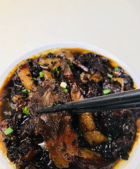 土猪肉炖了三个小时 肥肉已经入口即化了 烧得还可以伐
