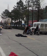 沈荡一辆汽车撞上自行车 自行车车主脸朝地倒下 一动不动!
